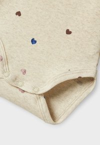 Beige geripptes Baby-Bodysuit mit bunten Herzmustern in Pink, Blau und Braun. Verfügt über Druckknöpfe im Schritt für ein einfaches Ankleiden.