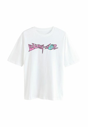 T-shirt blanc à manches courtes avec un texte coloré et stylisé "Blink-182" imprimé sur la poitrine.