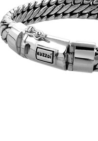 Silverfärgad metallarmband med en vriden kedjestruktur, med en framträdande lås märkta "Kuzzoi" och polerade accenter för en reflekterande yta.