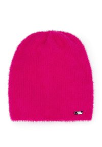 Bonnet tricoté duveteux en magenta vif, présentant une texture douce, un sommet arrondi et une petite étiquette de logo noire sur le côté.