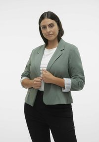 Vero Moda Curve VMCHARUKI  EXC CUR - Blazer - laurel wreath