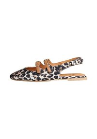 Zapatos slingback de estampado de leopardo con dos tiras ajustables de color marrón claro, puntera puntiaguda y suela plana, con una superficie superior texturizada.