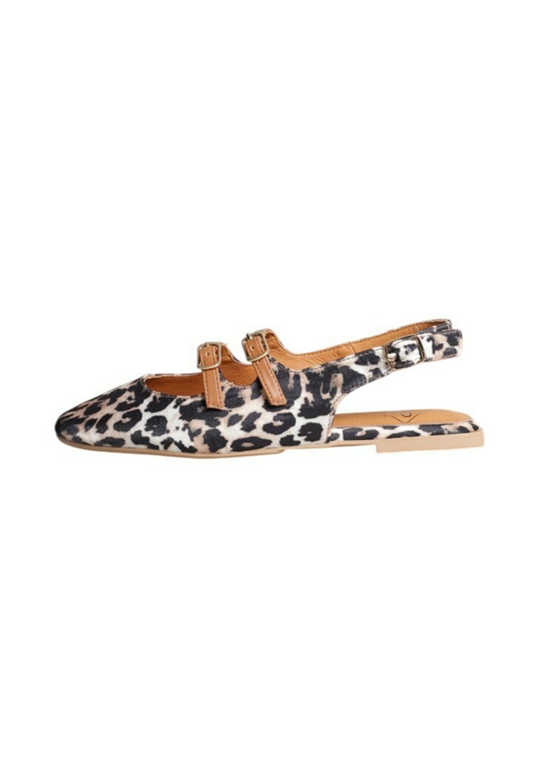 Zapatos slingback de estampado de leopardo con dos tiras ajustables de color marrón claro, puntera puntiaguda y suela plana, con una superficie superior texturizada.