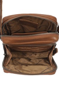 Borsa in pelle marrone con chiusura a zip. L'interno presenta una fodera in tessuto liscia con diversi scomparti e slot per carte.