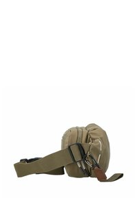 Sac banane en nylon olive avec fermeture zip, sangle ajustable et mousqueton en métal. Texture lisse avec une forme douce et arrondie.