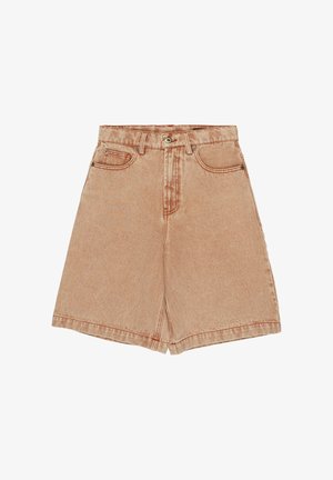 Musta puuvillainen T-paita, jossa valkoinen logo, beige farkkushortsit, mustat sukat ja mustat lenkkarit valkoisilla yksityiskohdilla. Yksinkertainen rento tyyli.