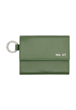 Olive zielony skórzany portfel z metalowym pierścieniem na klucze po lewej stronie i napisem "NN. 07" w białym kolorze na dolnej prawej klapie.