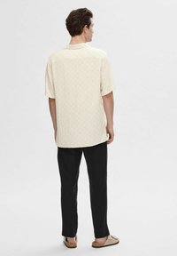 Selected Homme SLHRELAX-VERO SS AOP - Camicia - egret