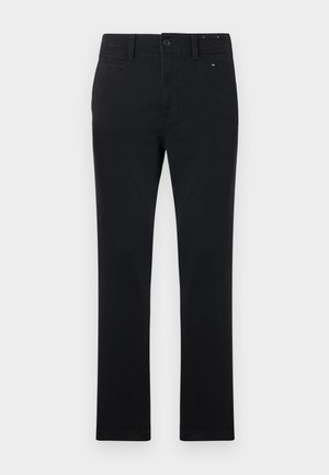 Pantaloni in cotone neri con taglio dritto, dotati di chiusura con bottone e cerniera, cinque tasche e dettagli di cucitura sottili.
