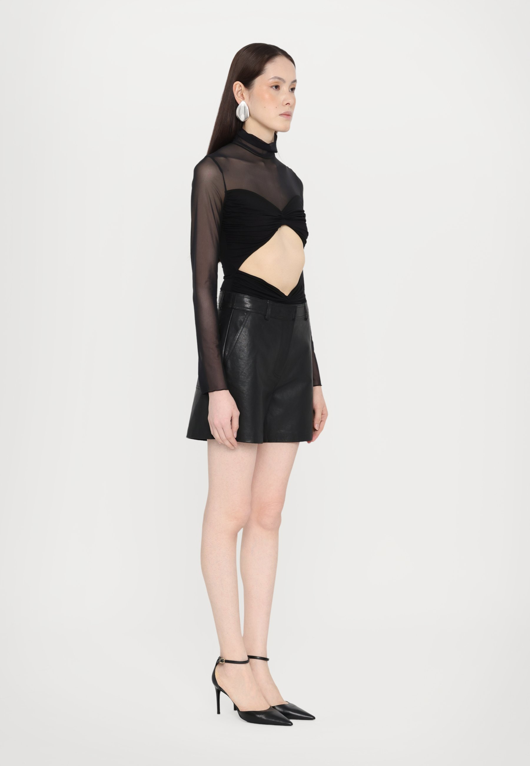 【送料&関税込】Weekend Max Mara Virgola Leather Shorts WE5431015106001-w-