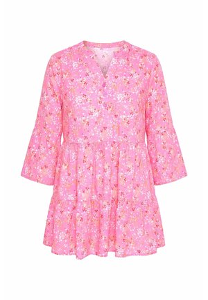 Vestido floral rosa hasta la rodilla con mangas acampanadas de tres cuartos, falda de volantes y tres botones en el cuello en forma de V.