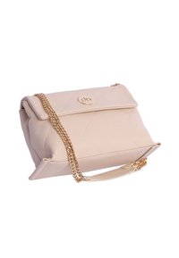 Bolso de cuero beige acolchado con una correa de cadena dorada, forma rectangular y una placa con logo en la parte frontal. Cuenta con un cierre de solapa plegable.