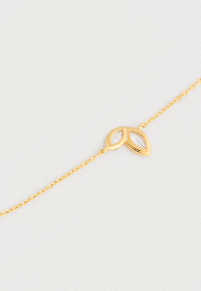 Arany lánc karkötő két levél alakú díszítéssel, sima felülettel és finom, organikus designnal.