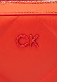 Calvin Klein RE LOCK QUILT CAMERA BAG - Borsa a tracolla - flame