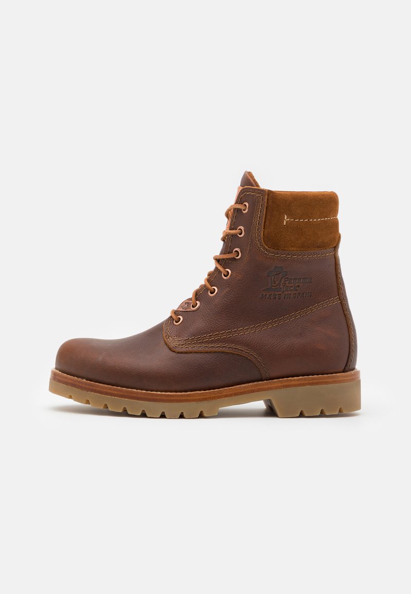 Brune lær ankle boot med ruskindsdetaljer, metaløjer, tykke snørebånd og en robust gummisål. Har håndsyede detaljer og branding.