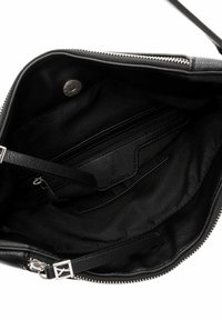 Sac à main en cuir noir avec fermeture éclair, présentant un intérieur texturé, une petite poche zippée et un emplacement pour carte interne.
