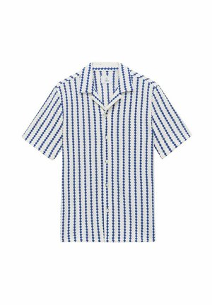 Chemise à manches courtes en tissu blanc avec des rayures verticales bleu et des motifs festonnés, un col pointu et une fermeture à boutons à l'avant.