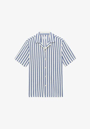 Korte mouwen shirt van witte stof met verticale blauwe strepen en geschulpte patronen, een puntige kraag en een sluiting met knopen aan de voorkant.