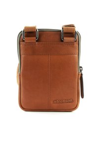 Hnědá kožená crossbody taška s texturovaným povrchem, se zipem na vrchu a nastavitelným popruhem. Na přední straně je vyražené logo.