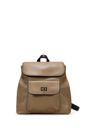 Mochila de cuero marrón claro con un acabado texturizado, tapa superior, bolsillo frontal y acentos de hardware en tono dorado. Correas ajustables en la parte posterior.