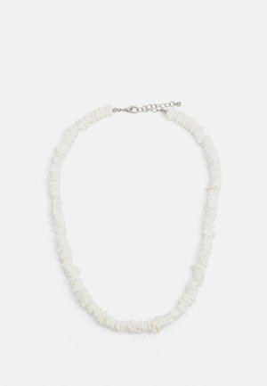 Witte ketting gemaakt van onregelmatig gevormde kralen, met een zilveren sluiting en een verstelbare ketting voor lengtaanpassing.