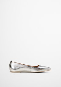 Chaussure plate métallisée argentée à bout pointu, avec un petit talon et une texture lisse, présentée de profil sur un fond blanc uni.