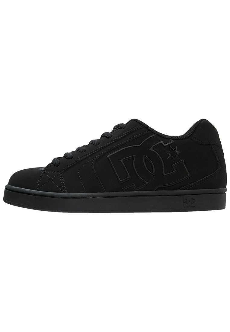 Sort lavtop sneakers med en tekstureret ruskindsoverdel, flad snørebåndslukning, polstret krave og prægede logo på siden. Gummiydersål.