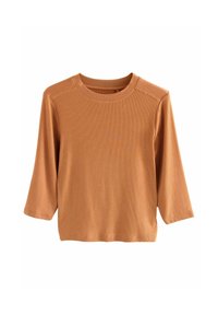 Långärmad, ribbad topp i en varm, orange-brun färg. Har en rund halsringning och en något lös passform med trekvartslånga ärmar.