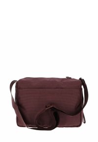 Sac bandoulière bordeaux en tissu texturé, avec un devant plat, une bandoulière ajustable et une fermeture éclair. Forme rectangulaire compacte.