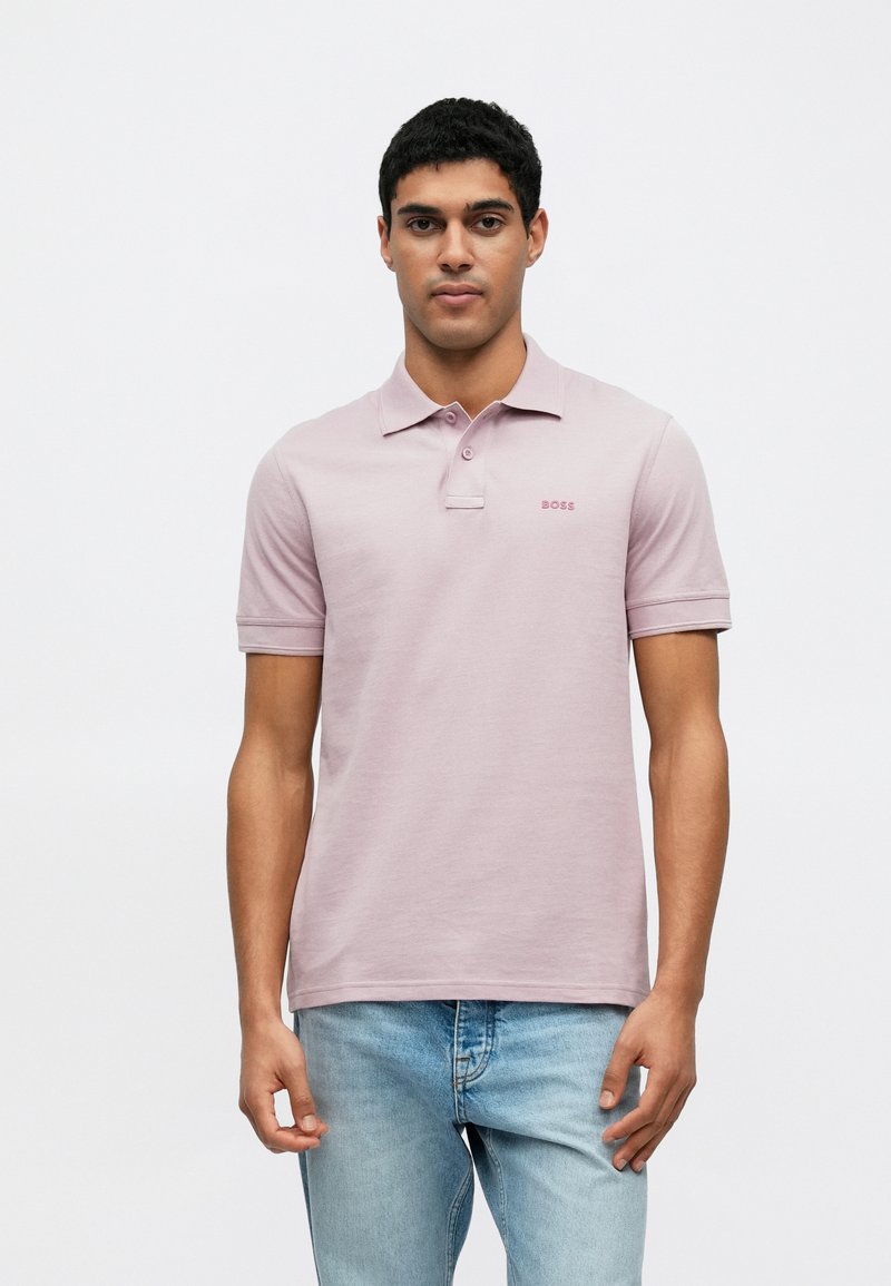 Világos rózsaszín póló texturált pamutból, klasszikus gallérral, három gombbal és egy kis, hímzett "BOSS" logóval a mellkason.