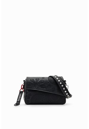 Czarna torebka typu crossbody Desigual z tłoczonymi kwiatowymi wzorami, ćwiekowanym regulowanym paskiem oraz firmowym breloczkiem przymocowanym do czerwonej metalowej klamry.