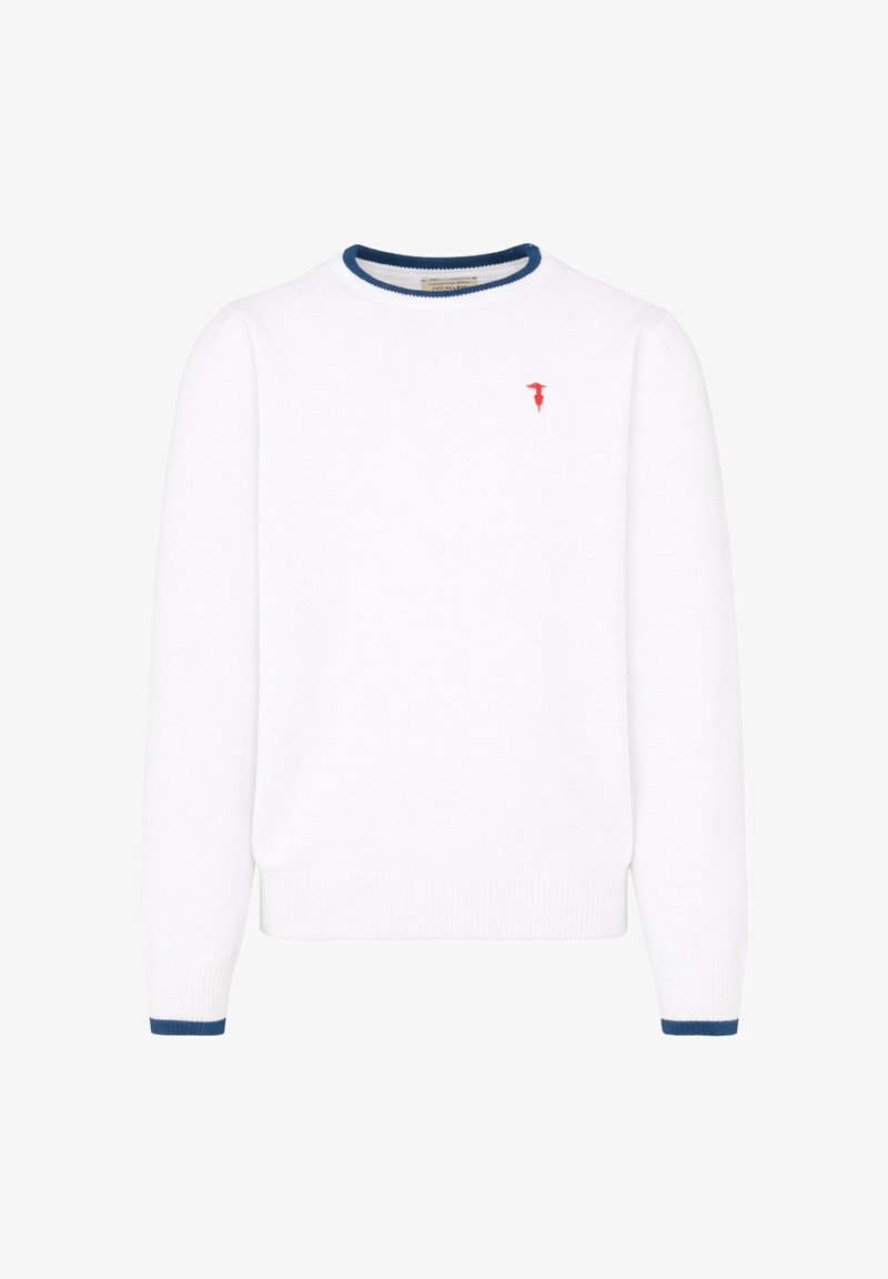 Pull blanc à manches longues avec une bordure bleu marine au col et aux poignets, avec un petit logo rouge brodé sur la partie haute gauche de la poitrine.