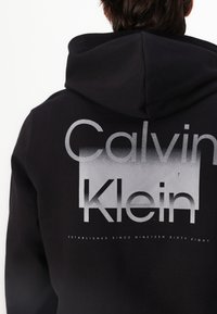 Calvin Klein ENLARGED BACK LOGO HOODIE - Majica s kapuljačom - black