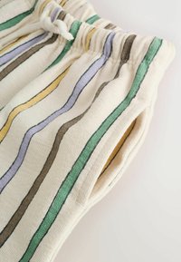 Bløde bukser i cremet stof med lodrette striber i grøn, gul, brun og lilla, elastisk talje og synligt sidelommeåbning.