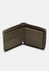 Zielony skórzany portfel z zamknięciem na zamek, wyposażony w wiele przegródek na karty, kieszeń na karty oraz kontrastowe przeszycia wewnątrz. Gładka faktura na całej powierzchni.