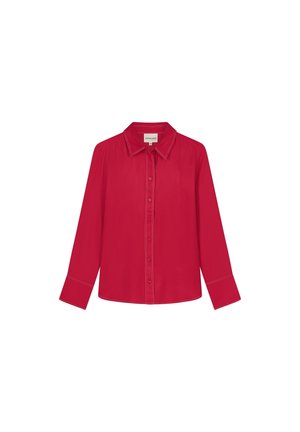 Rode langemouwen shirt met knoopsluiting aan de voorkant, kraag en contrasterende witte stiksels. Gemaakt van soepel materiaal met een relaxte pasvorm.