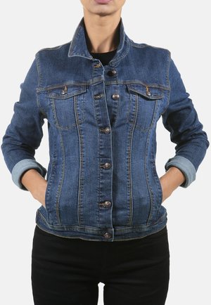 Veste en denim bleu foncé au design ajusté, avec un front à boutons, deux poches poitrine et des manches retroussées. Présente des coutures visibles.