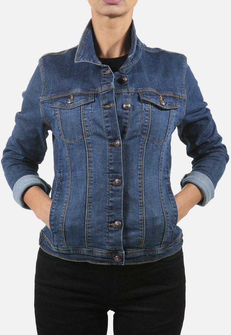 Veste en jean bleu foncé avec une silhouette ajustée, deux poches poitrine, fermeture à boutons et poignets retroussés ; présente des accents de couture visibles.