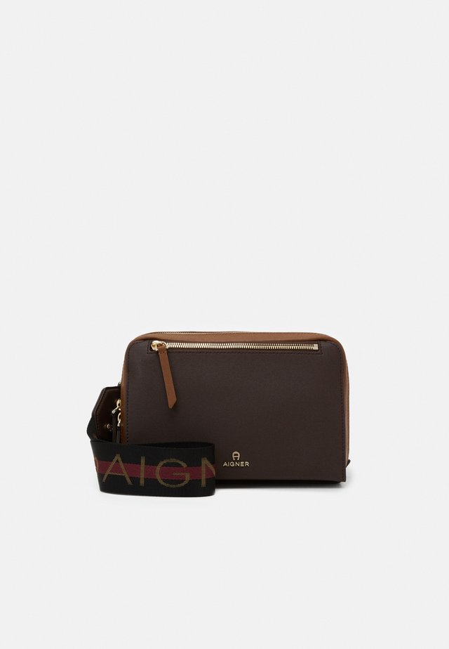 PISA STRAP - Axelremsväska - java brown