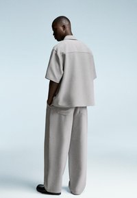 Bershka SHORT SLEEVE TAILORED - Cămașă - dark grey