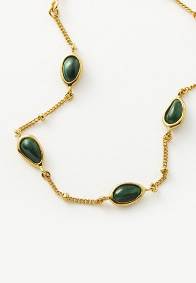 Colier din aur cu o lungime metalică, având cinci pietre prețioase verzi ovale, fiecare montată într-un bezel de aur, cu un lanț fin de linkuri care conectează elementele.