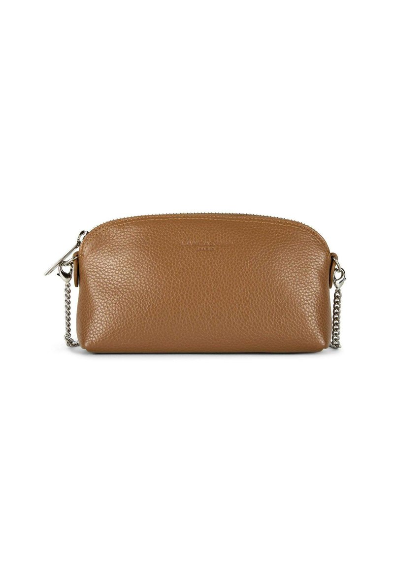 Borsa a pochette in pelle marrone con finitura testurizzata, chiusura superiore con zip e tracolla in catena argentata. Design compatto adatto per piccoli oggetti essenziali.