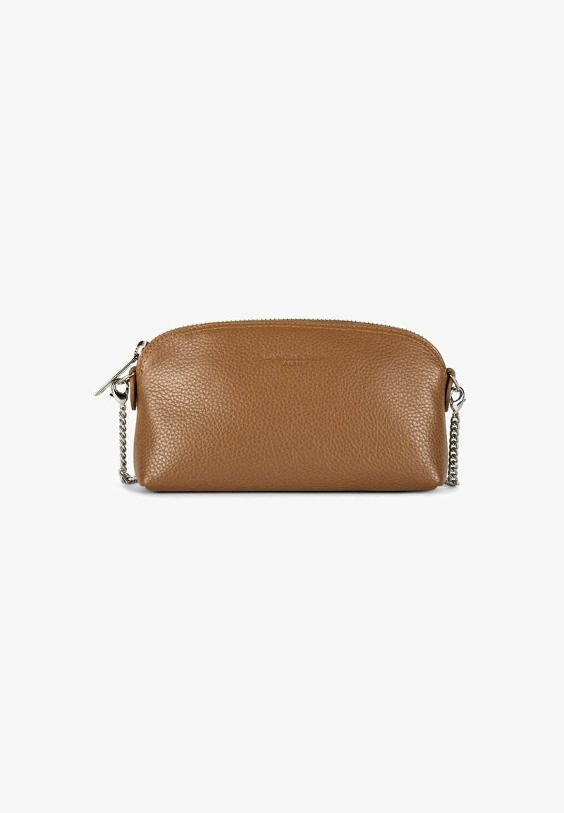Borsa a pochette in pelle marrone con finitura testurizzata, chiusura superiore con zip e tracolla in catena argentata. Design compatto adatto per piccoli oggetti essenziali.