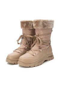 Botas de invierno impermeables en color beige con un puño de piel sintética, suela de goma texturizada y diseño de cordones con cordones a juego.