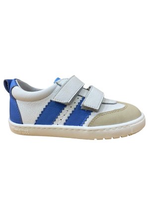 Zapatilla con una combinación de colores en blanco, azul y beige. Presenta tiras de velcro, materiales de cuero y tejido texturizado, con un diseño de punta redondeada.
