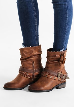 Botines camperos - tan