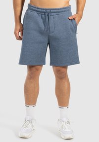 Pantalones cortos de mezcla de algodón azul con cintura elástica, cordón y dos bolsillos laterales. Las piernas son de longitud hasta la rodilla y tienen una textura suave.
