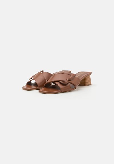 Sophia Webster BLAIR LOW MULE - Mules de tacón - caramello