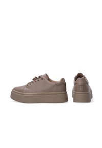 Braune Sneakers aus synthetischem Leder mit strukturiertem beigen Plateau-Sohle, runder Zehenform und Schnürverschluss. Glatte Oberfläche, keine sichtbaren Muster.