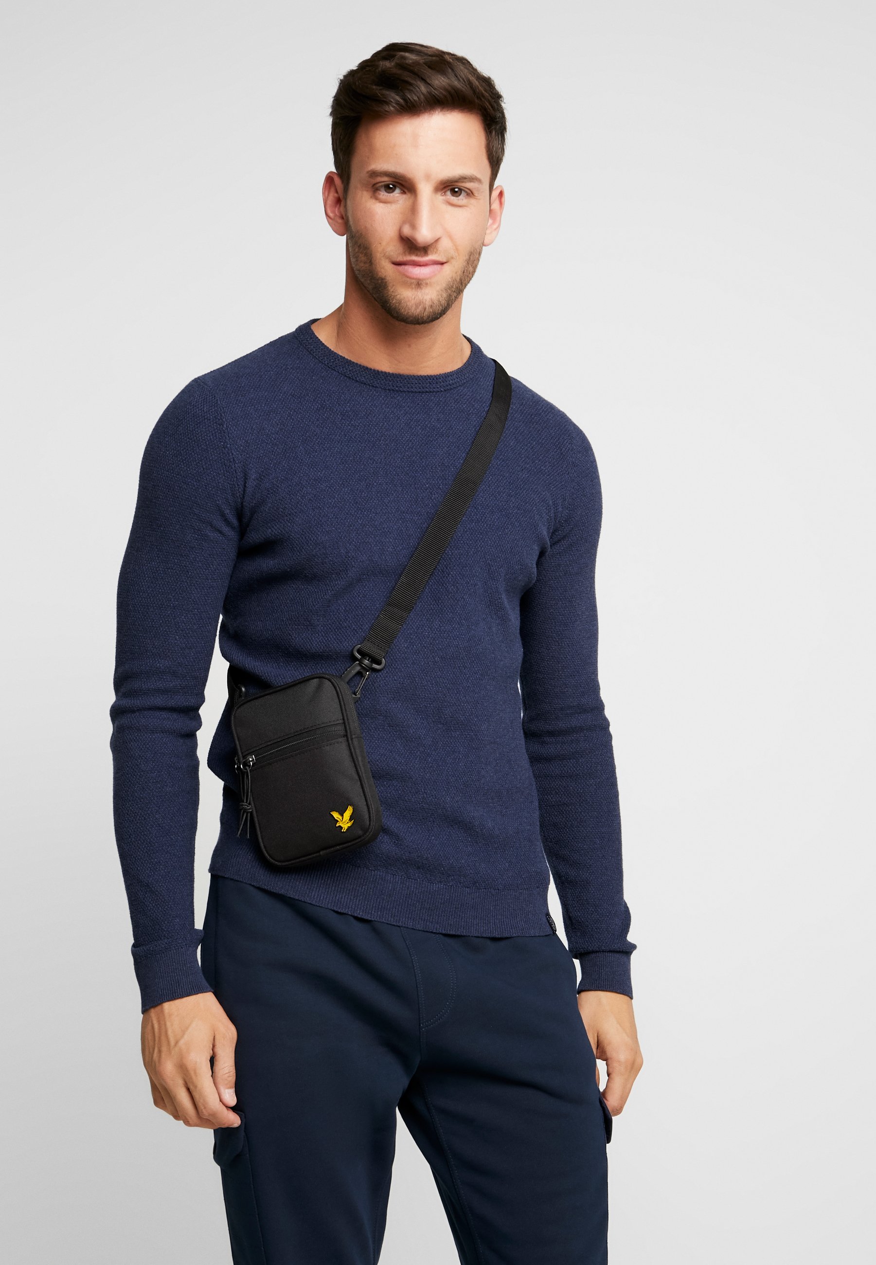 Lyle & Scott MINI MESSENGER Axelremsväska true black Lyle & Scott MINI MESSENGER Axelremsväska navy Zalando.se